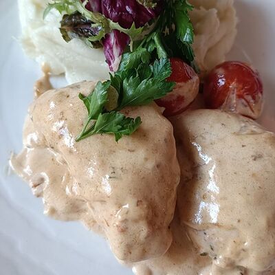 Куриное филе с картофельным пюре и сливочным соусом в Роберто по цене 890 ₽