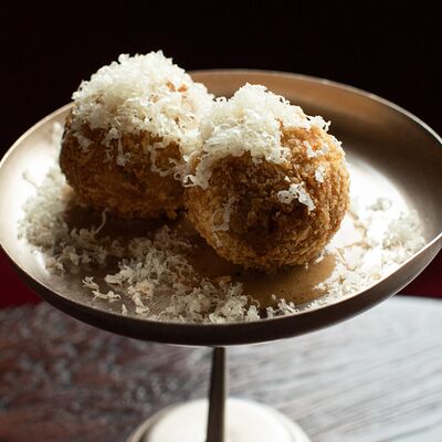 Крокеты с говяжьими хвостами и кремом из белых грибов в Padron по цене 750 ₽