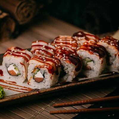 Ролл Дракон с семгой в Синьор Помидор по цене 490 ₽