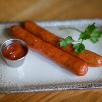 Колбаски говяжьи с томатным соусом в Дюшес