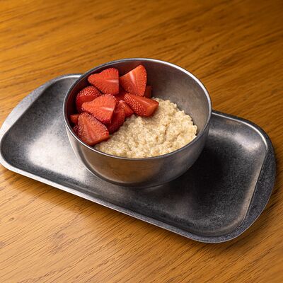 Овсяная каша, свежие ягоды, карамель в 321 Club by Novikov по цене 490 ₽