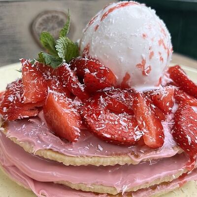 Десерт Клубничный бум в BUENO cafe по цене 730 ₽