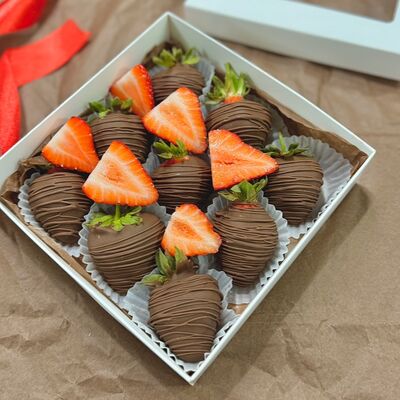 Свежая клубника в молочном шоколаде с декором из ягодв Cosmo Сakery по цене 2490 ₽