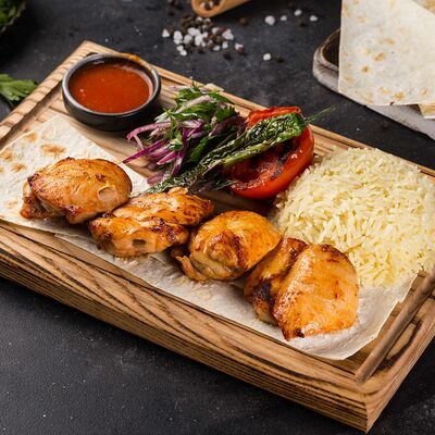 Филе фермерского куриного бедра со сложным гарниром в A Food по цене 600