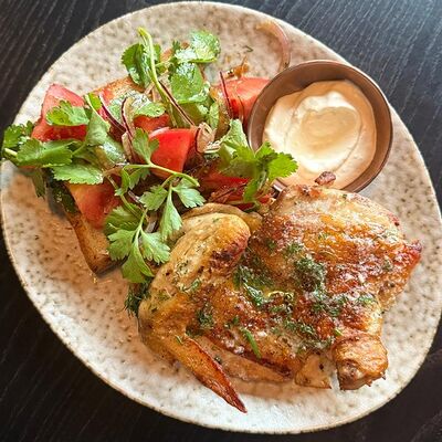Цыпленок с хрустящей корочкой на луковом хлебе с томатами и красным луком в Джентлмены по цене 630 ₽