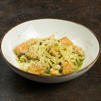 Лингвини с лососем, креветкой и соусом песто в Лари