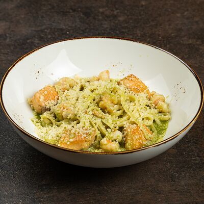 Лингвини с лососем, креветкой и соусом песто в Лари по цене 1140 ₽