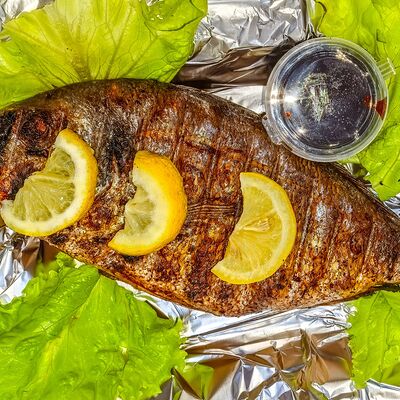 Дорадо на мангале в Шашлык с акцентом по цене 940 ₽