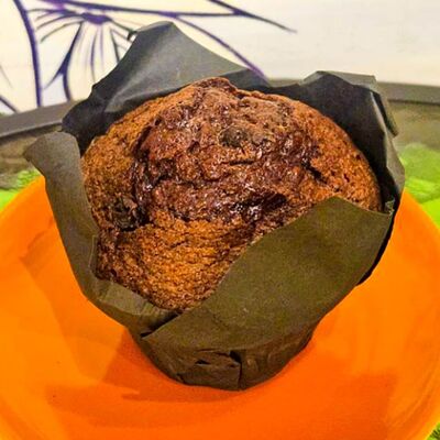 Шоколадный маффин с кусочками шоколада в Travelers Coffee по цене 250 ₽