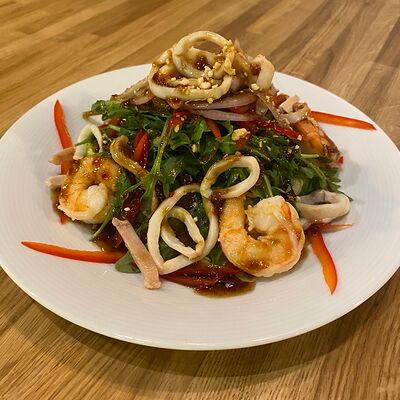 Теплый салат Чили с морепродуктами в Il Mio по цене 650 ₽