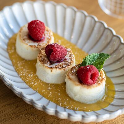 Сырники с соусом манго-маракуйя в KIZOKU по цене 520 ₽