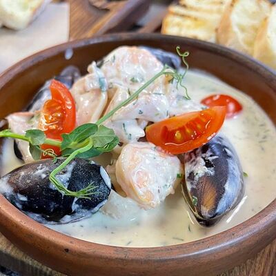 Морепродукты в соусе чкмерули в Kinza по цене 720 ₽