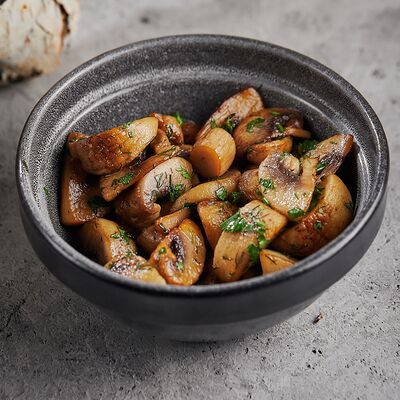 Шампиньоны гриль с чесноком и зеленью в Гриль бар BQ по цене 320 ₽