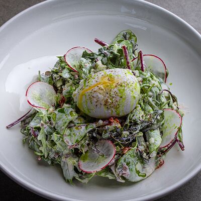 Редис-каймак-яйцо пашот в 321 Club by Novikov по цене 580