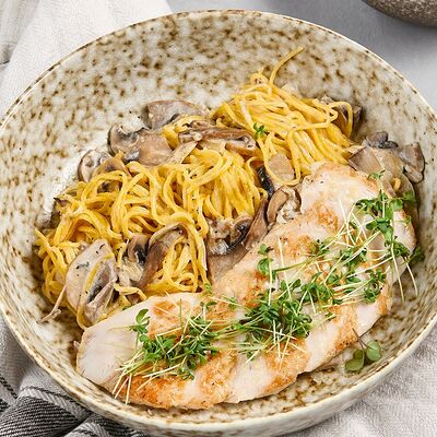 Спагетти со стейком цыпленка, грибным рагу и пармезаном в Гастробар DOM по цене 450