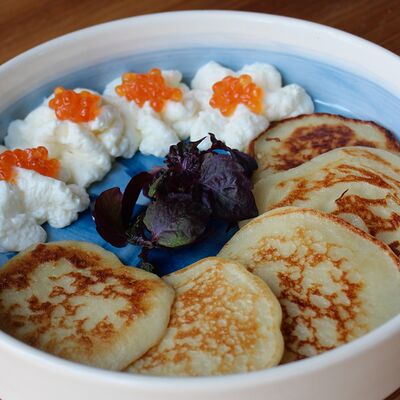 Картофельные оладьи с сырным кремом и красной икрой в Хюгге Сырный ресторан по цене 650 ₽