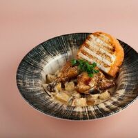 Куриный окорок конфи в сливочном соусе с овощами в Пиццерия Помидор