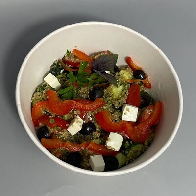 Салат Средиземноморский с киноа и фетой в Sushiap по цене 410 ₽