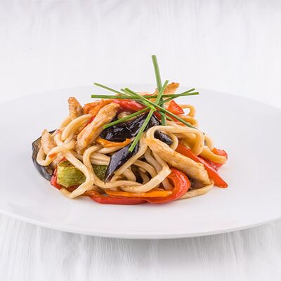 Лапша удон с курицей в MaxBakery по цене 390 ₽