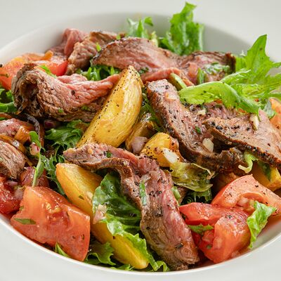 Салат с ростбифом в Old Whale pub по цене 730 ₽