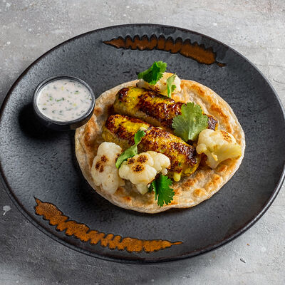 Люля-кебаб из цыпленка с сыром халуми, лепёшкой роти и цветной капустой в КрабыКутабы по цене 750 ₽