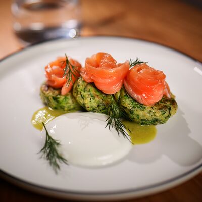 Оладьи из цукини с лососем и соусом из укропа в Butik по цене 620 ₽