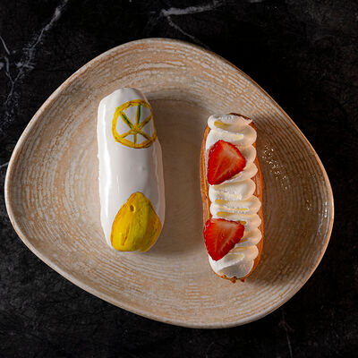 Дуэт эклеров клубника со сливками и жасмин с лимоном в Наша хвоя по цене 390 ₽