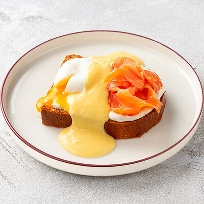 Бенедикт на бриоши со слабосоленым лососем и голландским соусом в Шоколадница по цене 590 ₽