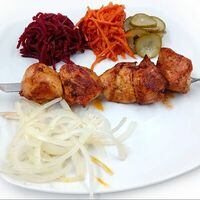 Шашлык куриный с маринованными овощами в Катюша пицца
