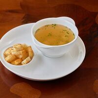 Бульон куриный с птитимом, яйцом перепёлки и овощами в Идиотъ