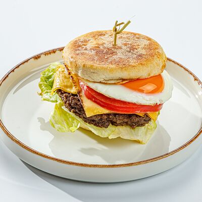 Английский маффин с бифштексом из говядины, свежими томатами и яйцомв The Brasserie по цене 650 ₽