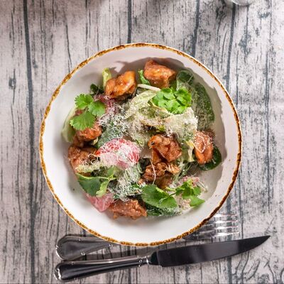 Салат с цыплёнкомв Molly Malone по цене 700 ₽