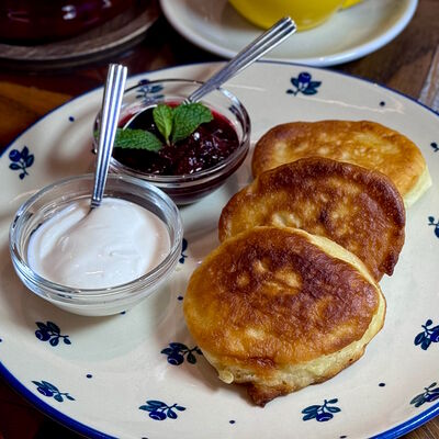 Оладьи со сметаной и вишневым вареньем в Сыроварня по цене 360 ₽