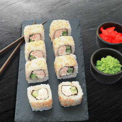 Калифорния в кунжуте в Суши и хинкали по цене 590 ₽
