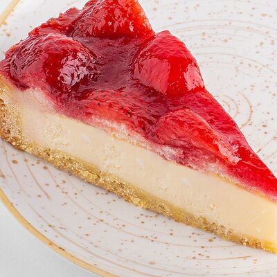 Чизкейк с клубникой в Вилка Ложка по цене 346 ₽