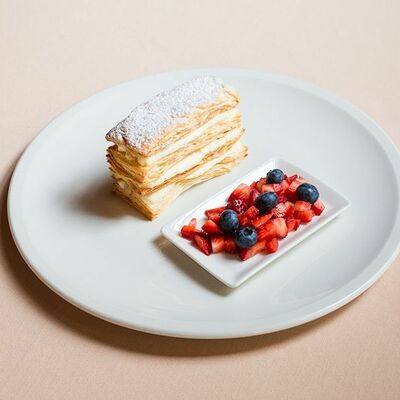 Мильфей с сезонными ягодами в Беллуччи по цене 450