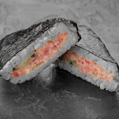 Онигири с тунцом в Хочука по цене 390 ₽