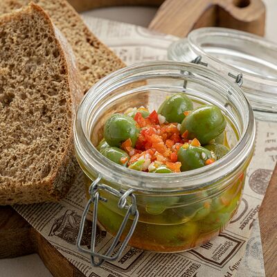 Зеленые оливки в пряном масле с чиабаттой в Brasserie Kriek по цене 590 ₽