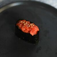 Гункан Тунец спайси майо в Is Ku Sushi Ramen Bar