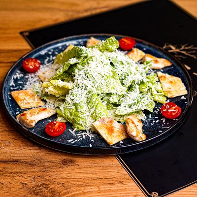 Салат Цезарь с курицей в Итальяно веро по цене 460 ₽
