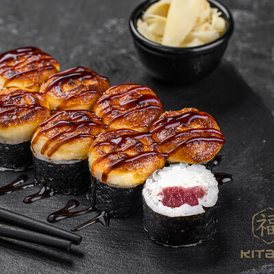 Запеченный ролл с тунцом в Kitana по цене 550 ₽