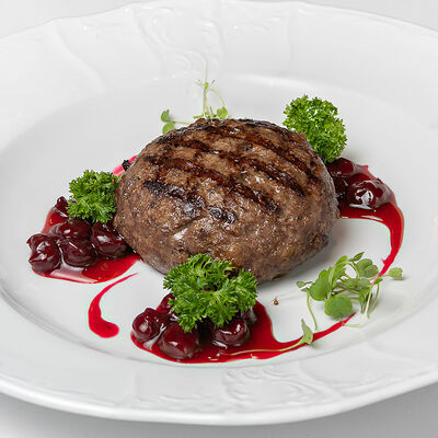 Бифштекс из оленины с вишней в Dr. Живаго по цене 1390 ₽