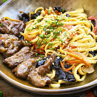 Вок лапша с говядиной (соус на выбор) в Место Про Тесто