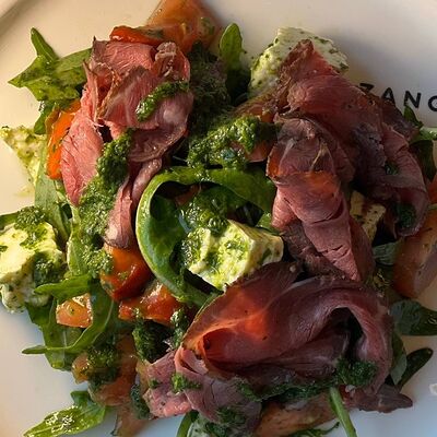 Салат с томатами, брынзой и пастрами в Zanoza по цене 850 ₽