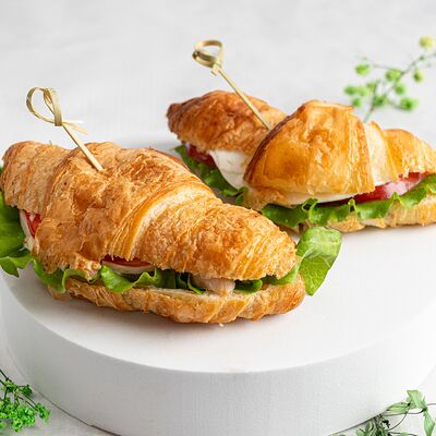 Круассан Цезарь в KanapeFest по цене 1320 ₽