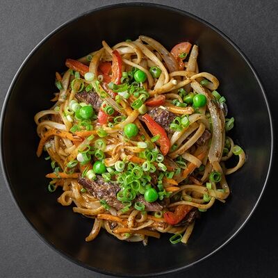 Вок с говядиной и перечным соусом в Joly Woo по цене 738 ₽