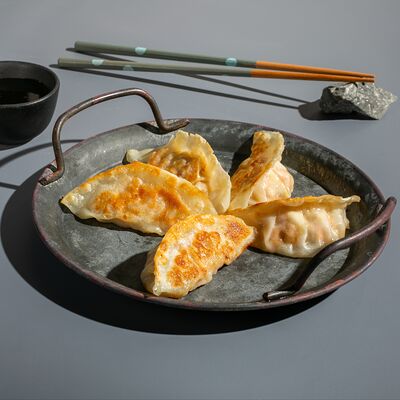 Гедза с лососем 6 штук в Yujin по цене 780 ₽