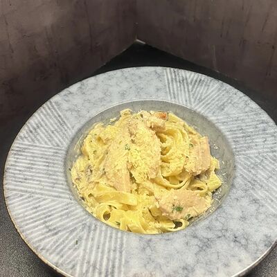 Феттучини с копченой куриной грудкой и грибамив Лось Лосось по цене 820 ₽