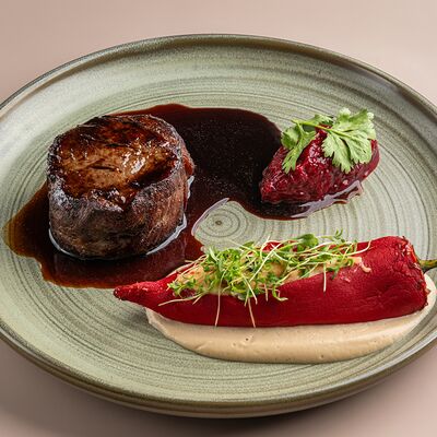 Стейк из говядины со сладким перцем в Винология по цене 1750 ₽