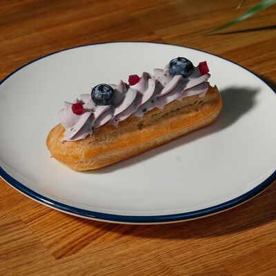 Эклер ягодный в Cream Soda по цене 290 ₽